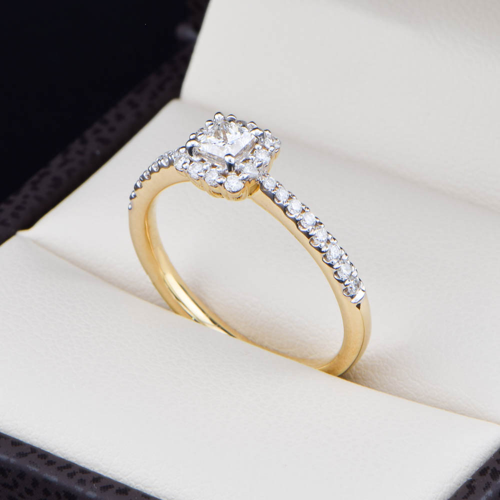 Anillo de Compromiso Halo Oro Amarillo 14k con Diamante Natural 0.57CT Corte Princesa