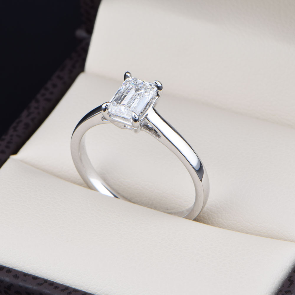 Anillo de Compromiso Solitario Oro Blanco14k con Diamante de Laboratorio 0.98CT Corte Esmeralda