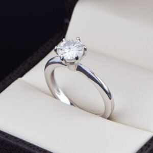 Anillo de compromiso Clásico de Plata 925 con Moissanita Corte Redonda