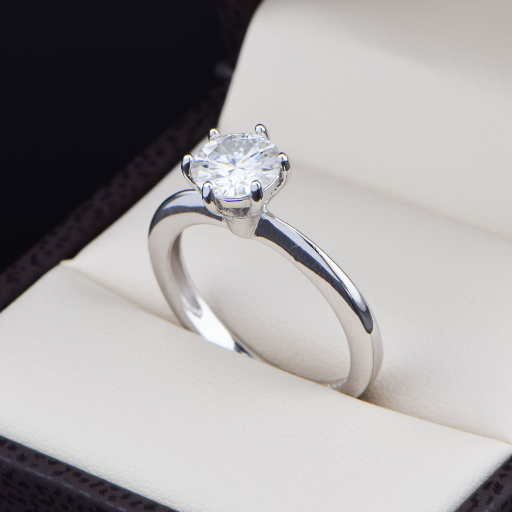 Anillo de compromiso Clásico de Plata 925 con Moissanita Corte Redonda