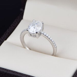 Anillo de compromiso de Plata 925 con Moissanitas Corte Ovalada