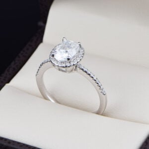 Anillo de compromiso de Plata 925 Halo Ovalada con Moissanitas