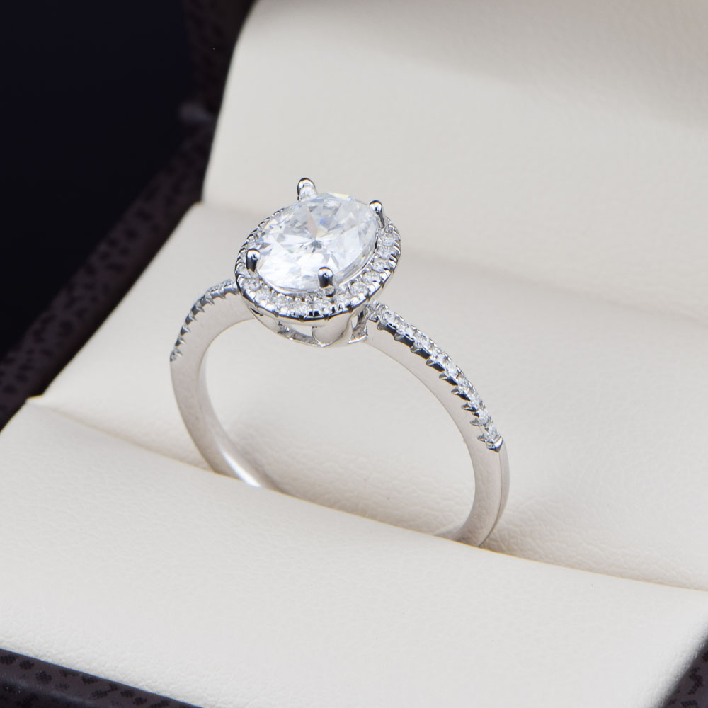 Anillo de compromiso de Plata 925 Halo Ovalada con Moissanitas