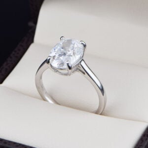 Anillo de compromiso Clásico de Plata 925 con Moissanita Ovalada