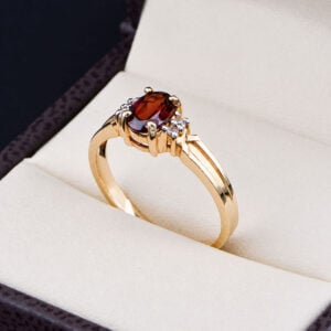 Anillo de Oro 14k Granate Ovalado y Diamantes
