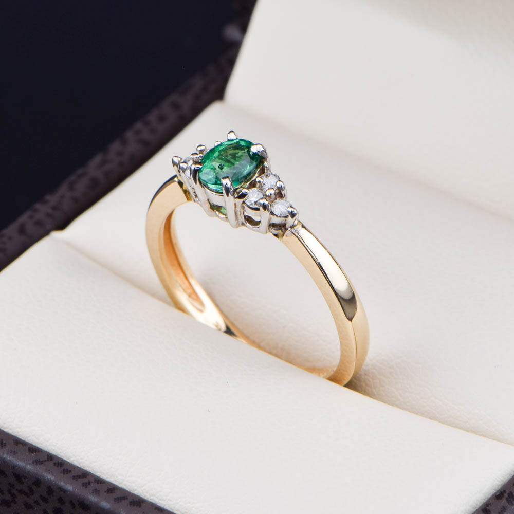 Anillo de Oro 14k Esmeralda Ovalado y Diamantes
