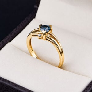 Anillo de Oro 14k Zafiro Corte Trilliant y Diamantes