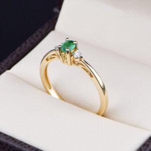 Anillo de Oro 14k Esmeralda Ovalada y Diamantes