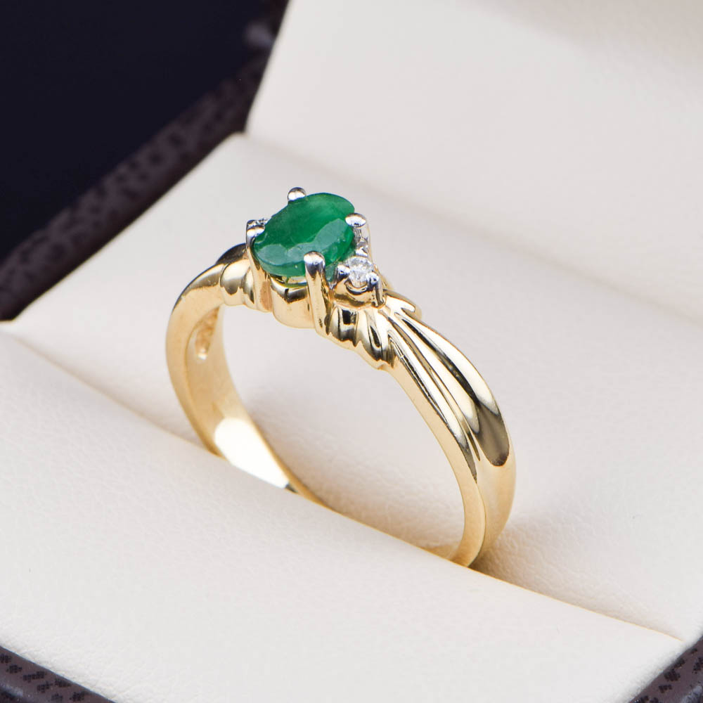 Anillo de Oro 14k Esmeralda Ovalada y Diamantes