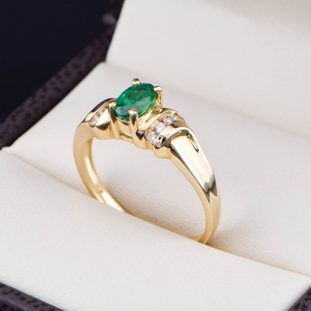 Anillo de Oro 14k Esmeralda Ovalada y Diamantes