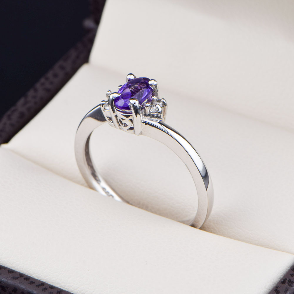 Anillo de Oro 14k Amatista Ovalado y Diamantes