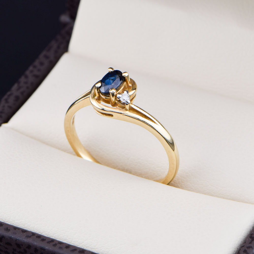 Anillo de Oro 14k Zafiro Ovalado y Diamantes