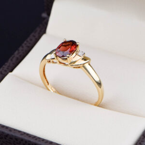 Anillo de Oro 14k Granate Ovalado y Diamantes