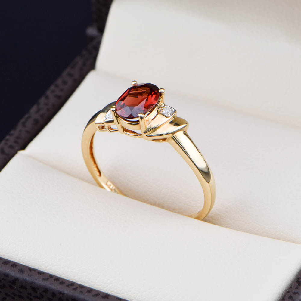 Anillo de Oro 14k Granate Ovalado y Diamantes