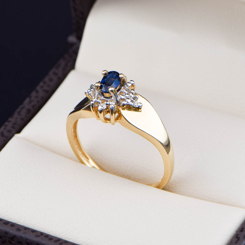 Anillo de Oro 14k Zafiro Ovalado y Diamantes