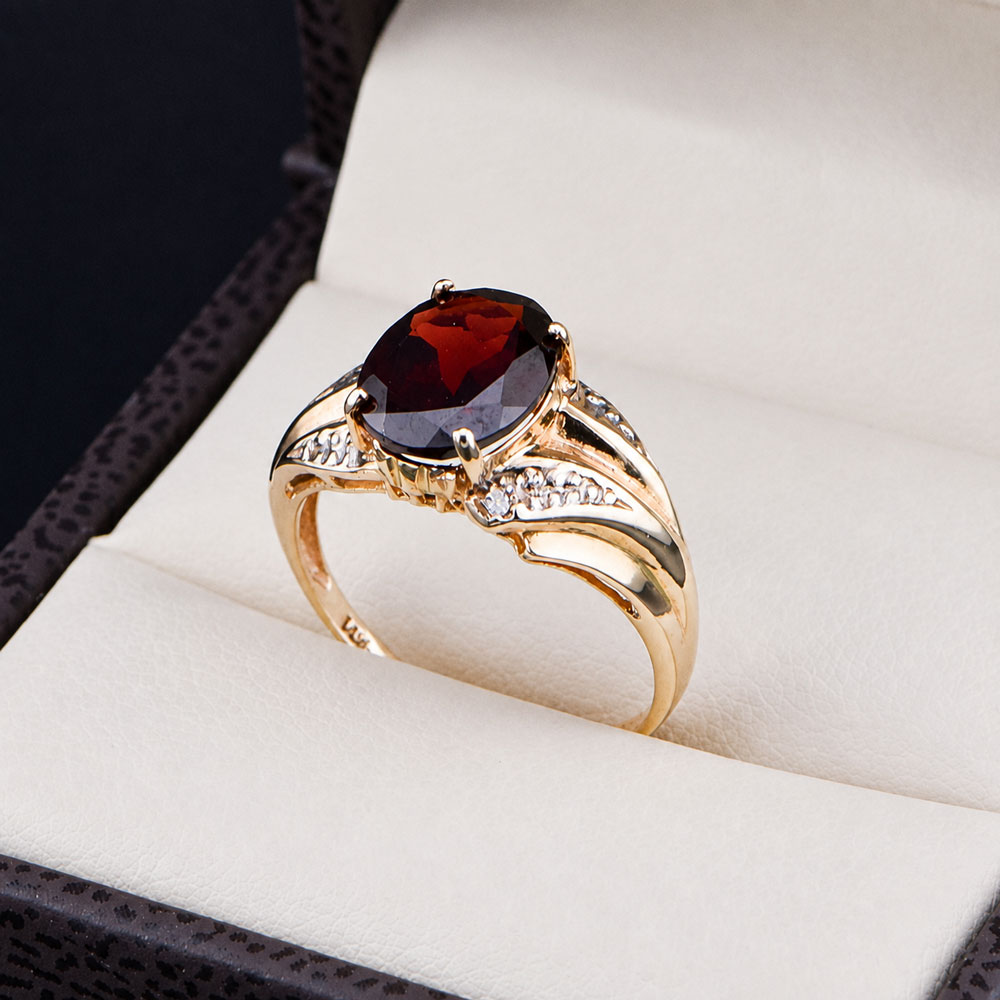 Anillo de Oro 14k Granate Ovalado y Diamantes