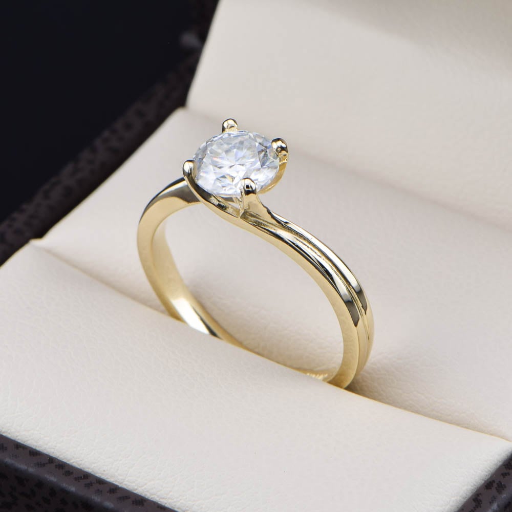 Anillo de Compromiso Solitario Oro Amarillo 14k con Moissanita 1.00CT Corte Brillante