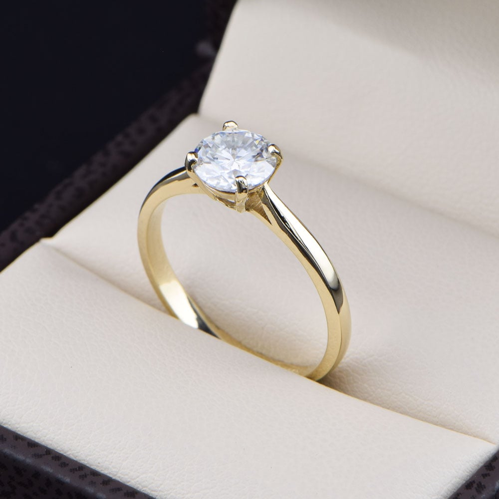 Anillo de Compromiso Solitario Oro Amarillo 14k con Moissanita 1.00CT Corte Brillante