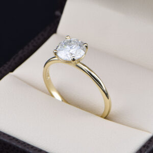 Anillo de Compromiso Solitario Oro Amarillo 14k con Moissanita 1.50CT Corte Brillante