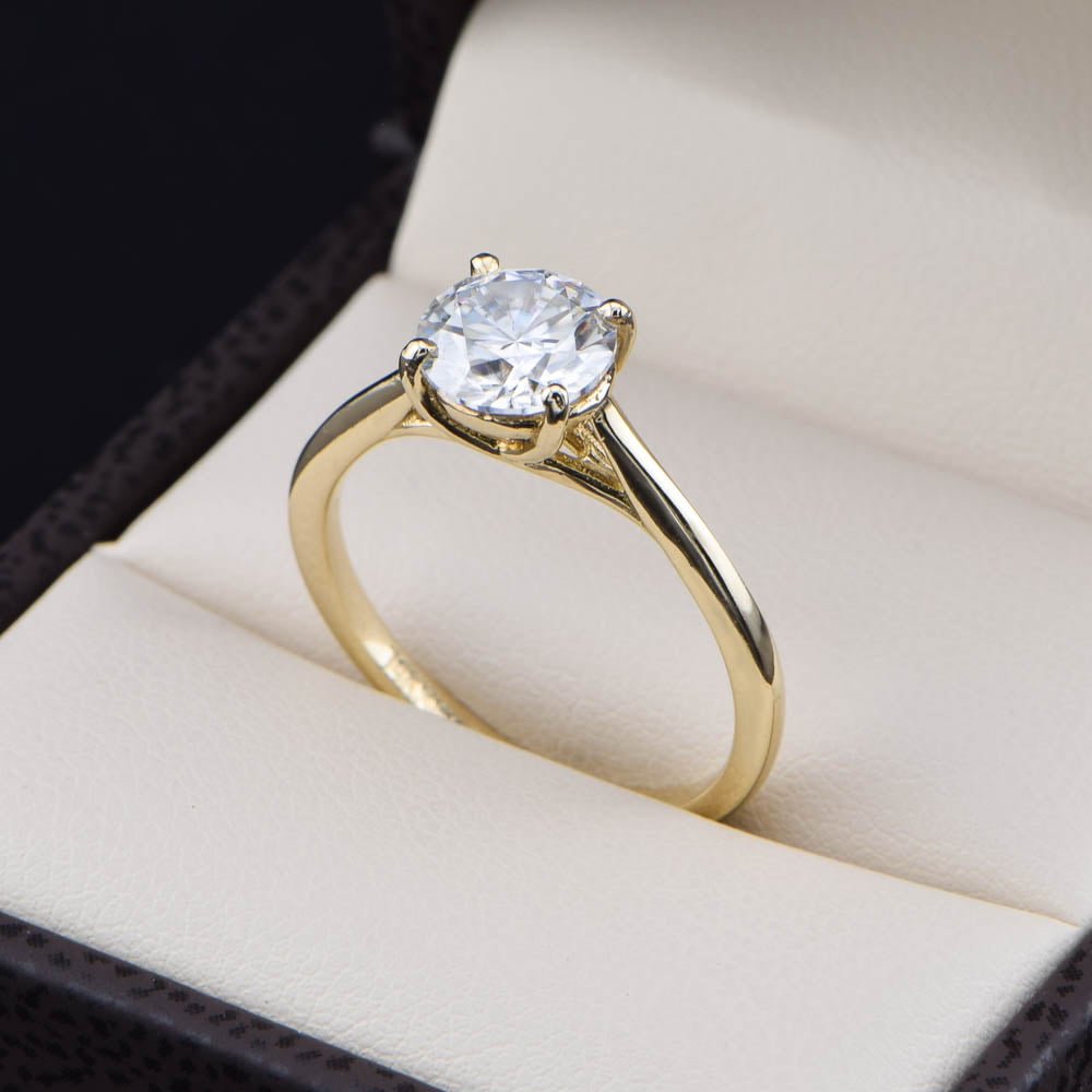 Anillo de Compromiso Solitario Oro Amarillo 14k con Moissanita 1.50CT Corte Brillante