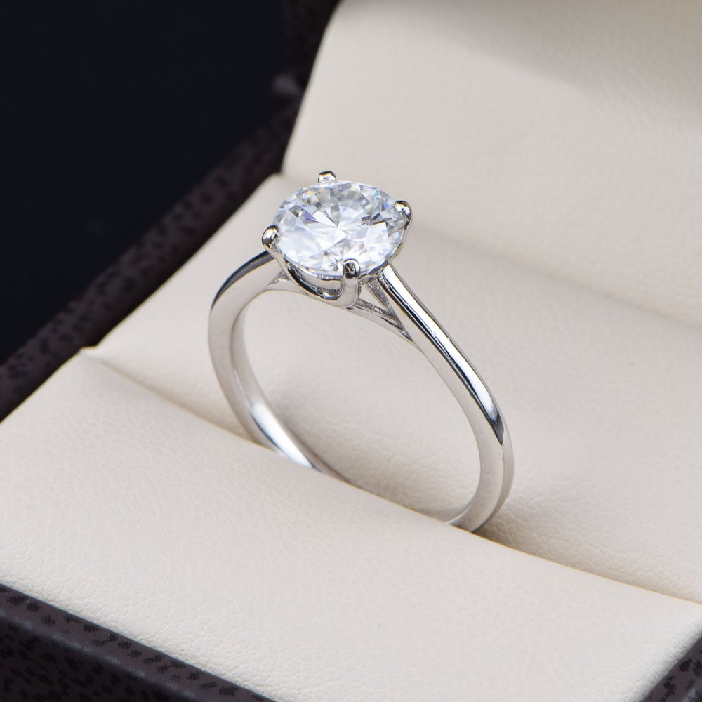 Anillo de Compromiso Solitario Oro Blanco 14k con Moissanita 1.50CT Corte Brillante